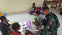 Satgas Yonif 122/TS Bersama Forum Indonesia Muda Kota Jayapura Ajarkan Wawasan Kebangsaan pada Murid SD Negeri Mosso