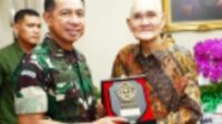 Panglima TNI Kunjungi Sesepuh TNI Jenderal TNI (Purn) Try Sutrisno