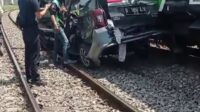 Tragedi Kecelakaan Mobil Tertabrak Kereta Fedeer di Perlintasan KAI Tanpa Palang Pintu di Desa Cilame Kec. Ngamprah, Kab. Bandung Barat