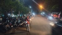 Diduga Terjadi Kegiatan Pungli Parkir di Bahu Jalan Poros saat Pasar Malam di Kota Barru
