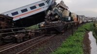 TRAGIS..!!,Tragedi Adu Banteng Kereta Api KA 350 (CL BD Raya) dengan PLB 65A (Turangga) terjadi di kawasan Haurpugur, Cicalengka, Jawa Barat