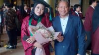 Gita Arsela Salahsatu Wisudawati yang berhasil Meraih gelar Sarjana Arsitek di Universitas Kebangsaan Republik Indonesia (UKRI) di Trans Convention Center, Bandung, Jabar
