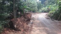 Akses Jalan di Wilayah Desa Mekarjaya, Bandung Barat mengalami Longsor, hingga Menutup Badan Jalan