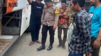 Bhabinkamtibmas Polsek Topoyo Amankan Pemberangkatan Calon Jamaah Haji PT. Assyifa Mamuju Tengah