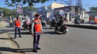 Personil Dishub Kota Makassar Terpantau di Batas Kota Makassar – Kabupaten Gowa tepatnya di Jalan Aroepala/Hertasning Baru
