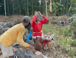 Masyarakat Desa Kesik Bahu Membahu dalam Pembuatan Talud Irigasi Program TMMD ke-121 Kodim 1615/Lombok Timur
