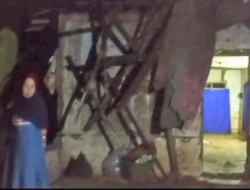 PRIHATIN.. Seorang Nenek di Kp. Cikopak, Desa Kalaparea, Sukabumi Menantikan Bantuan Pemerintah untuk Rutilahu yang Ambruk