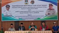 Penyerahan Sertifikat Hak atas Tanah secara Sistematis Electronik dalam Program PTSL di Desa Cihanjuang, Parompong, Bandung Barat