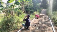 Warga “08” Desa Margajaya, KBB,Kompak Bergotong royong Memperbaiki Jalan Lintas antar Dua Desa