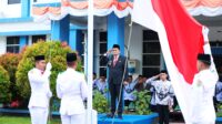 Bupati Barru Inspektur Upacara Pada Peringatan Hari Guru Nasional Ke-79 di Halaman Kantor Diknas Barru