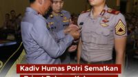 Kadiv Humas Polri Sematkan PIN Brivet Pelopor Kehumasan pada Sepuluh Taruna Akademi Kepolisian dengan Nilai Terbaik