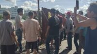 Warga Jalan Siaga Kubu Raya Bongkar Paksa Penutup Jalan yang Dipasang OTK, Warga Sampaikan Hal Penting Ini