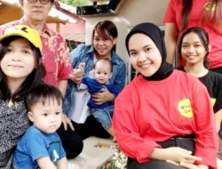 Mengenang Dua Tahun Kematian Alm. Virendy, Keluarga Ziarah dan Berbagi Kasih pada Warga Setempat