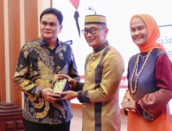 Bupati Barru Wakili Kepala Daerah Se-Sulawesi Selatan Serahkan Cendera Mata pada Pj.Gubernur Prof Zudan Arif Fakhrulloh