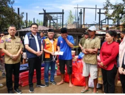 Bupati Bersama Plh.Sekda Barru Kunjungi Korban Kebakaran di Denpisu’E Madello Kecamatan Balusu