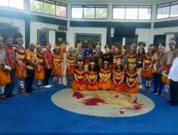 Tiba di Sentani, Rombongan SKKP Disambut Tarian Daerah dan Penyematan Mahkota Kasuari