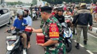 Sub Kogartap 0606/Bogor Turun ke Jalan Pasca Bencana Banjir untuk Berbagi Takjil di Bulan Ramadhan