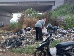Kades Margajaya H Ahmad Saepudin Lc.,MA : “Membuang Sampah Sembarangan adalah Bentuk Kejahatan Sosial”.