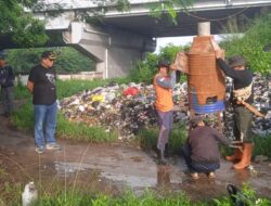 Kades Margajaya Turun Langsung ke Lokasi Sampah yang Dibuang Sembarangan oleh Warga, Gercep Pembersihan secara Gotong royong