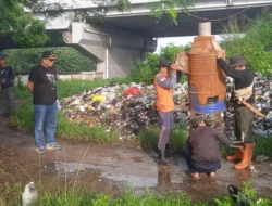 Kades Margajaya Turun Langsung ke Lokasi Sampah yang Dibuang Sembarangan oleh Warga, Gercep Pembersihan secara Gotong royong