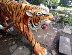 Iman , Seniman Patung Fiber di Permana, Cimahi Tetap Eksis Meski Digempur Produk Industri