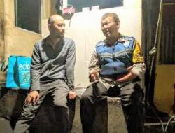 Bhabinkamtibmas Desa Melatiwangi Sambangi Ketua RT Perum Pondok Mulya untuk Jalin Silaturahmi antara Polri dan Tokoh Masyarakat