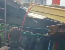 Rumah dua lantai Di Cijeungjing, Kertamulya Habis Dilalap Jago merah  Respont Cepat DAMKAR KBB Padamkan Api bersama Warga