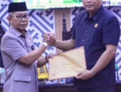 Penyerahan RANPERDA dan APBD Ta-2025 dari Pemerintah Lutim kepada DPRD Lutim