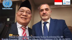 Wilson Lalengke berfoto bersama Ketua Konferensi Ke-80 Komite Keempat PBB, Mr. José Alberto Briz Gutiérrez, usai konferensi.