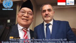 Wilson Lalengke berfoto bersama Ketua Konferensi Ke-80 Komite Keempat PBB, Mr. José Alberto Briz Gutiérrez, usai konferensi.