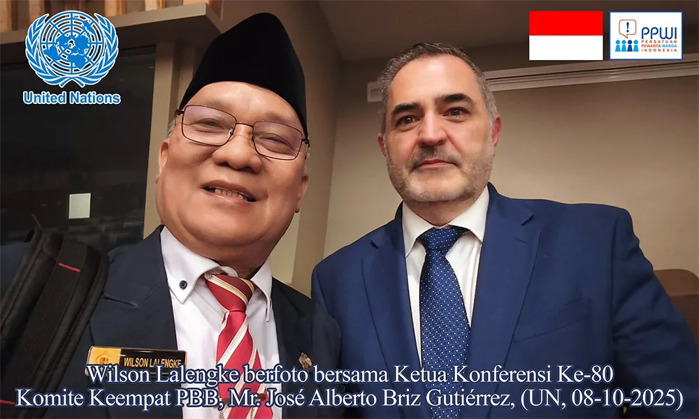 Wilson Lalengke berfoto bersama Ketua Konferensi Ke-80 Komite Keempat PBB, Mr. José Alberto Briz Gutiérrez, usai konferensi.