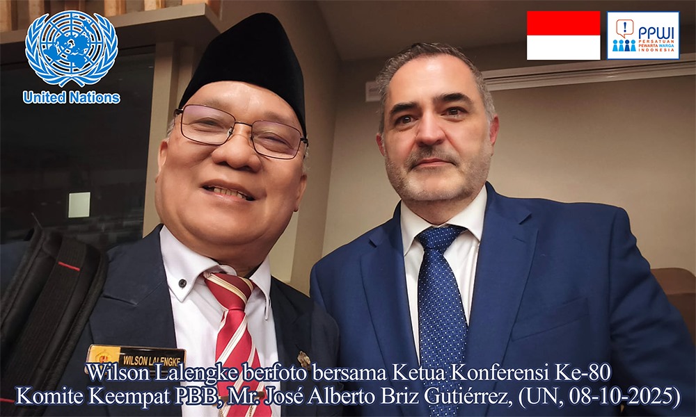 Wilson Lalengke berfoto bersama Ketua Konferensi Ke-80 Komite Keempat PBB, Mr. José Alberto Briz Gutiérrez, usai konferensi.