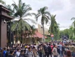Gabungan Ormas dan Mahasiswa Demo di Mapolda Sulsel, Tuntut Penindakan Tegas Oknum Polri & Mafia Tanah