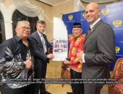 Semakin Mesra saja , PPWI dan Kedubes Rusia Bertukar Cenderamata