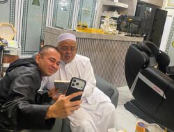 Rafi Ahmad dan Habib Riziq Sihab berfoto bersama sambil menerawang sampul buku *”IJAZAH JOKOWI: Pertaruhan Moral Bangsa dan Refleksi Kejujuran (Sebuah Renungan Filosofis)” karya Wilson Lalengke.