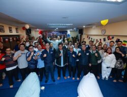 Keseruan nonton bareng (nobar) Piala Dunia bersama Menteri Transmigrasi M. Iftitah Sulaiman Suryanagara dan Wakil Menteri Transmigrasi Viva Yoga Mauladi.